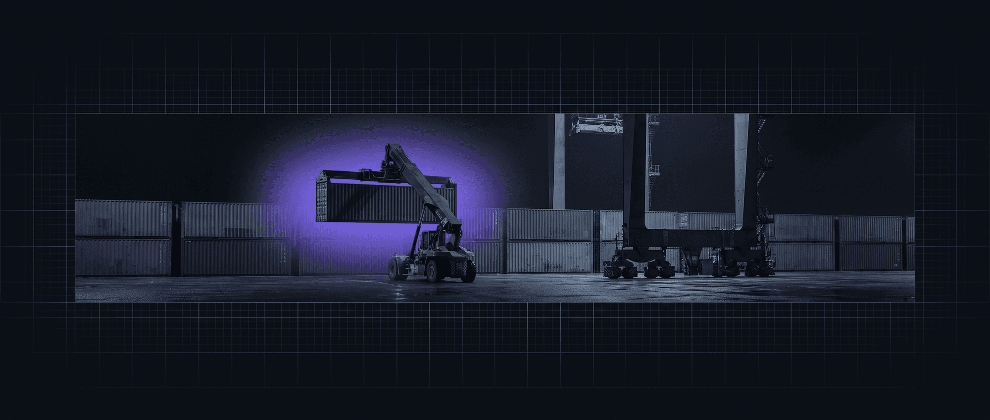 Cais de terminal à noite com fileira de contêineres e reach stacker em operação