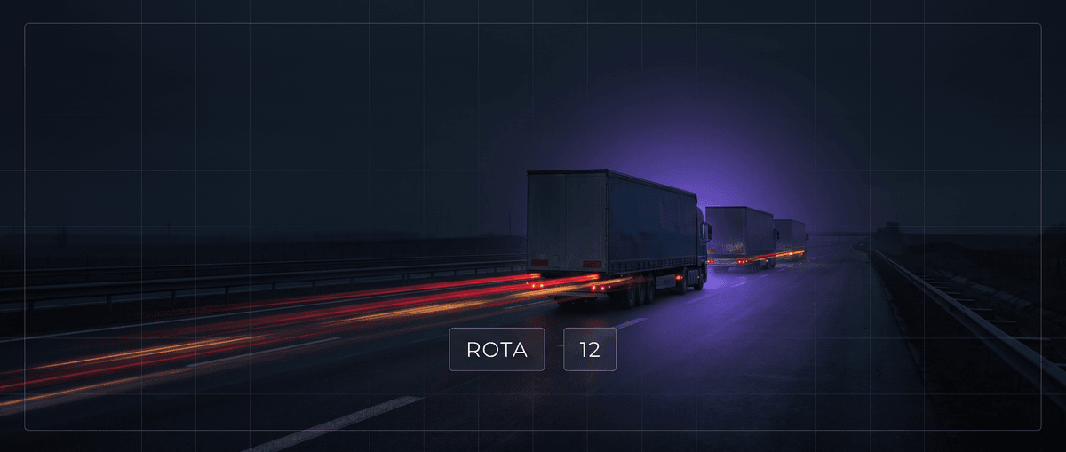Comboio de carretas em rodovia à noite, com rastros de luz na pista